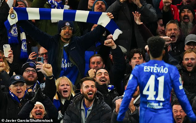 image-1009 Estevao Willian, le « don de Dieu » de Chelsea : comment ses dribbles à l'église, l'accueil glacial de Marc Cucurella, la prophétie de son père et sa renaissance ont forgé un phénomène.