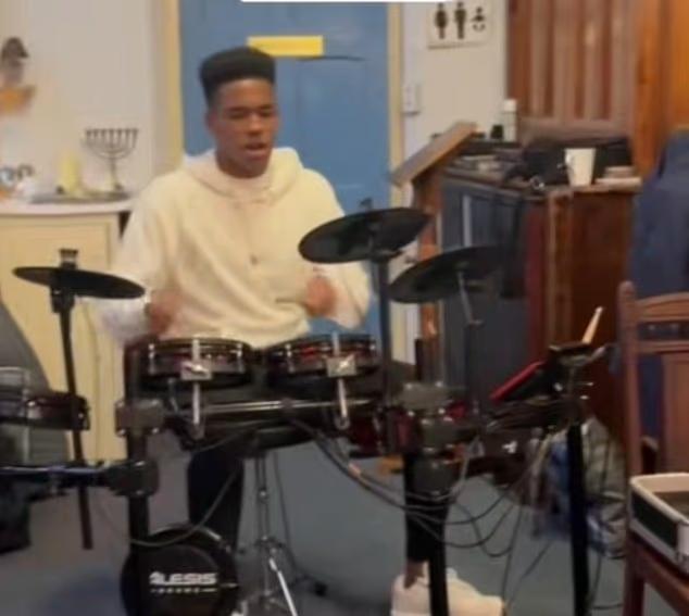 image-1010 Estevao Willian, le « don de Dieu » de Chelsea : comment ses dribbles à l'église, l'accueil glacial de Marc Cucurella, la prophétie de son père et sa renaissance ont forgé un phénomène.