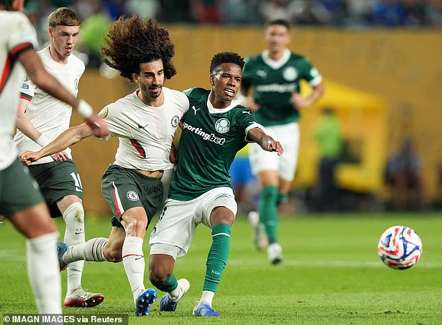 image-1017 Estevao Willian, le « don de Dieu » de Chelsea : comment ses dribbles à l'église, l'accueil glacial de Marc Cucurella, la prophétie de son père et sa renaissance ont forgé un phénomène.