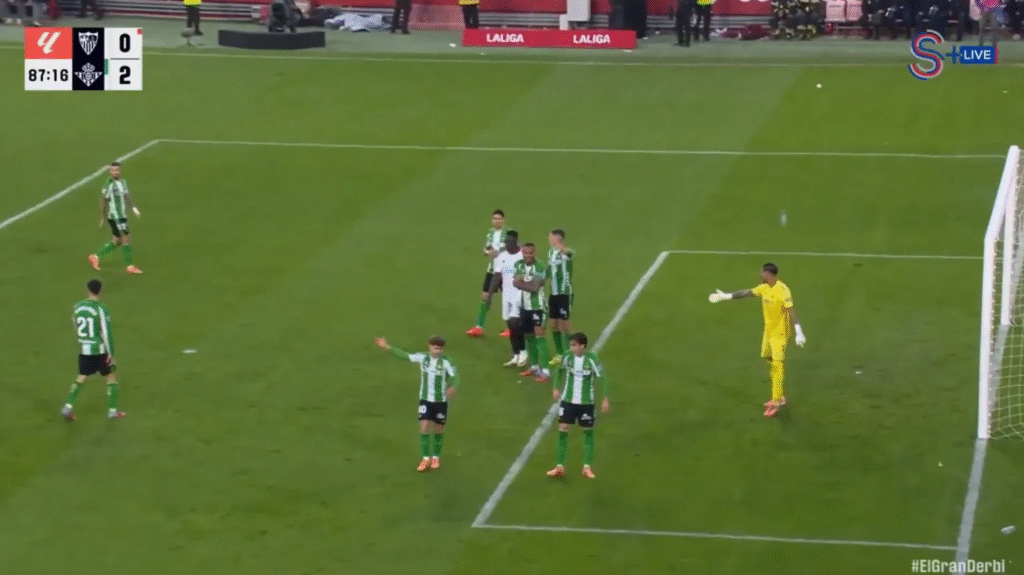 image-1071-1024x575 Le derby Séville-Betis a été interrompu après des jets de projectiles sur le gardien et les arbitres quittant le terrain.