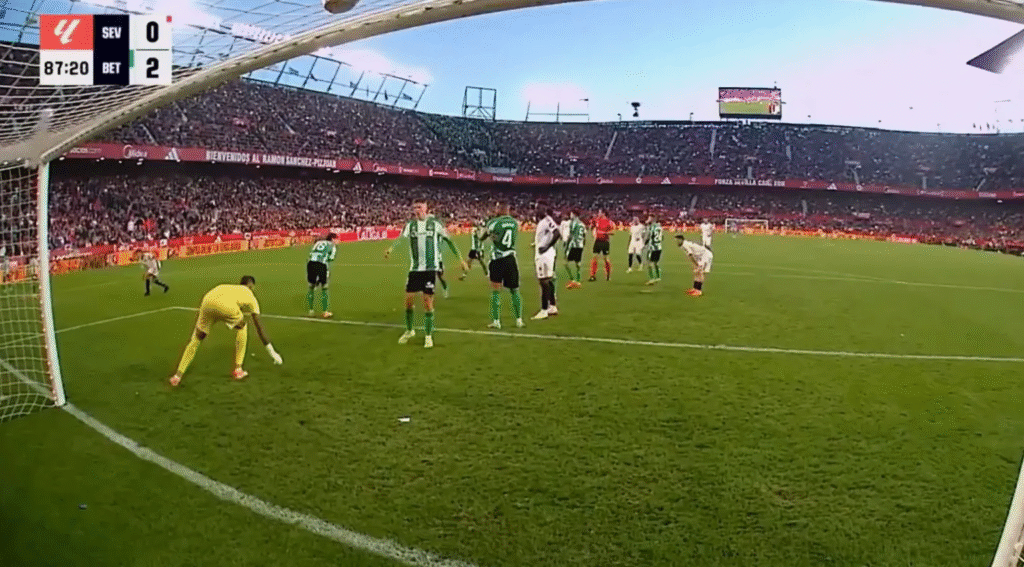 image-1074-1024x567 Le derby Séville-Betis a été interrompu après des jets de projectiles sur le gardien et les arbitres quittant le terrain.