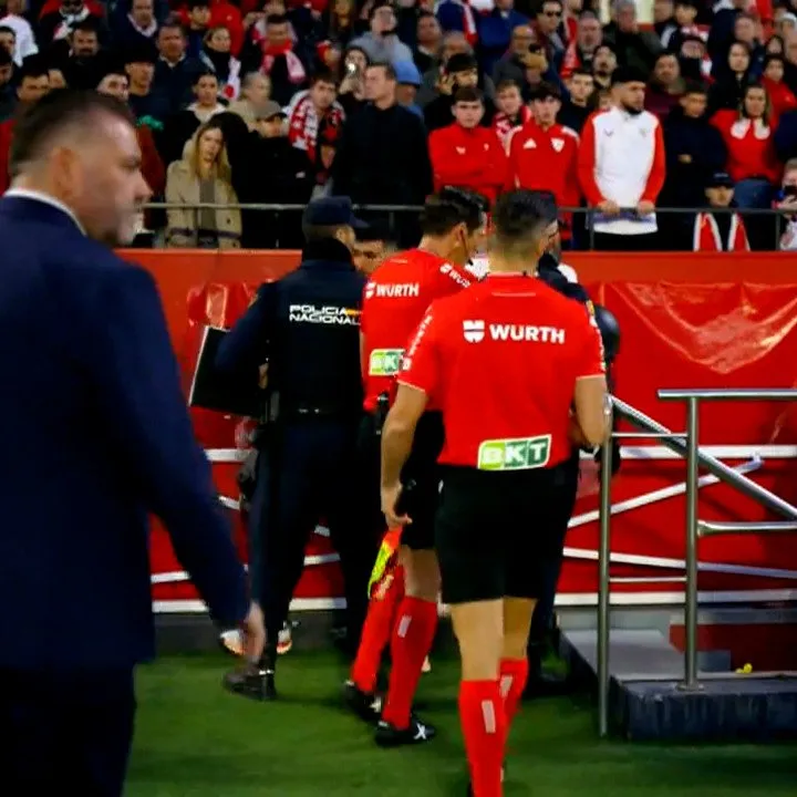 image-1075 Le derby Séville-Betis a été interrompu après des jets de projectiles sur le gardien et les arbitres quittant le terrain.