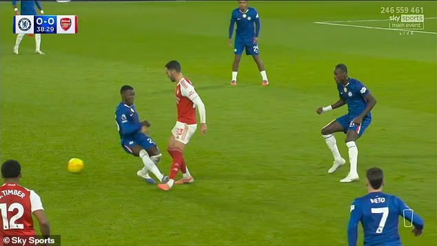 image-1077 Moises Caicedo, joueur vedette de Chelsea, est expulsé pour un tacle dangereux sur Mikel Merino d'Arsenal lors d'un derby londonien houleux.