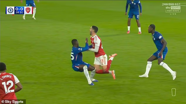 image-1078 Moises Caicedo, joueur vedette de Chelsea, est expulsé pour un tacle dangereux sur Mikel Merino d'Arsenal lors d'un derby londonien houleux.