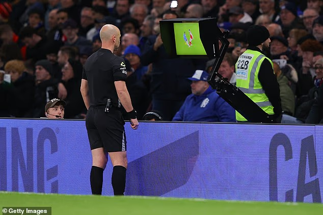 image-1079 Moises Caicedo, joueur vedette de Chelsea, est expulsé pour un tacle dangereux sur Mikel Merino d'Arsenal lors d'un derby londonien houleux.