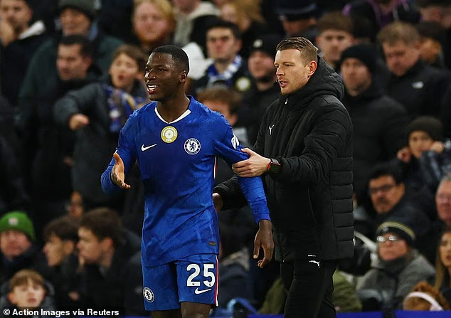 image-1080 Moises Caicedo, joueur vedette de Chelsea, est expulsé pour un tacle dangereux sur Mikel Merino d'Arsenal lors d'un derby londonien houleux.