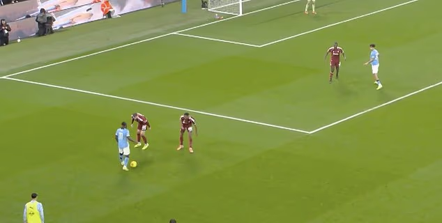 image-110 Comment Jeremy Doku a mis Liverpool à mal, les ajustements tactiques apportés par Pep Guardiola pour tirer le meilleur parti de l'ailier de Manchester City et les statistiques qui prouvent qu'il est le meilleur dribbleur de Premier League