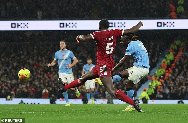 image-118 Comment Jeremy Doku a mis Liverpool à mal, les ajustements tactiques apportés par Pep Guardiola pour tirer le meilleur parti de l'ailier de Manchester City et les statistiques qui prouvent qu'il est le meilleur dribbleur de Premier League