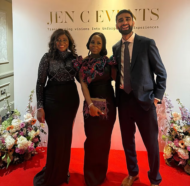 image-122 Le journaliste Aadam Patel raconte son dîner  à 313 £ avec la mère de Lamine Yamal : immersion dans une soirée londonienne chic, amusante mais très étrange où les invités ont dansé la conga avec la mère du jeune footballeur de 18 ans le plus talentueux.