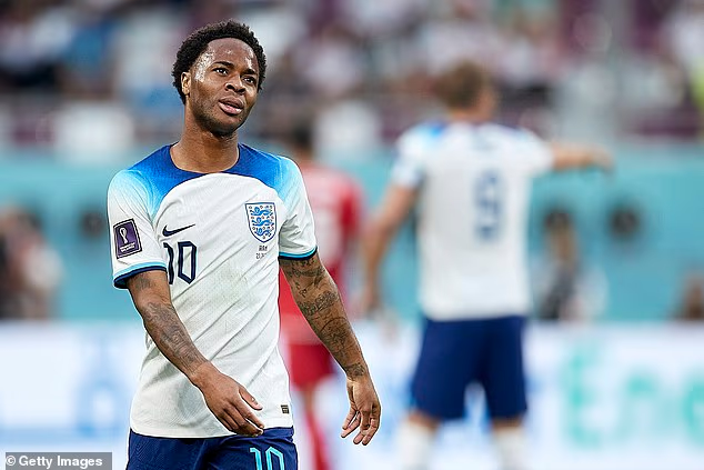 image-128 Raheem Sterling a été victime d'un cambriolage terrifiant – pour la deuxième fois en deux ans – alors que la star de Chelsea et de l'équipe d'Angleterre était chez elle avec ses enfants.
