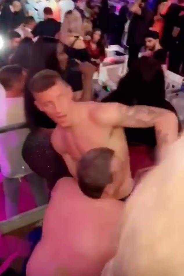 image-163 Ross Barkley, star de Premier League, renonce à l'alcool : l'ancien milieu de terrain anglais explique que l'alcool « a créé des situations que je ne souhaite plus » après une série d'incidents honteux dans des taxis, des boîtes de nuit et des bars d'hôtel.