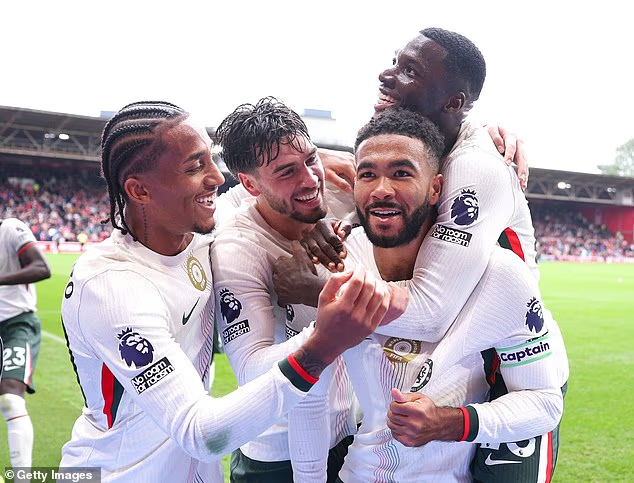 image-165 Comment Reece James est devenu le capitaine idéal de Chelsea : la règle qu’il impose dans le vestiaire, pourquoi les initiés des Blues le surnomment « une bête » et la personne à qui il attribue le mérite d’avoir enfin résolu ses problèmes de blessures.