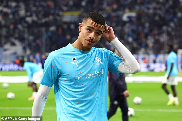 image-234 Des hordes d'enfants portant son maillot, un stade entier scandant son nom… Mason Greenwood est de retour. Ses nouveaux fans se moquent des accusations de viol et d'agression portées contre lui – et voici pourquoi il pense pouvoir rejouer pour l'Angleterre 