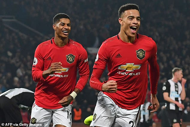 image-238 Des hordes d'enfants portant son maillot, un stade entier scandant son nom… Mason Greenwood est de retour. Ses nouveaux fans se moquent des accusations de viol et d'agression portées contre lui – et voici pourquoi il pense pouvoir rejouer pour l'Angleterre 