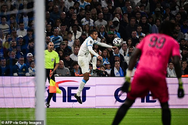 image-239 Des hordes d'enfants portant son maillot, un stade entier scandant son nom… Mason Greenwood est de retour. Ses nouveaux fans se moquent des accusations de viol et d'agression portées contre lui – et voici pourquoi il pense pouvoir rejouer pour l'Angleterre 