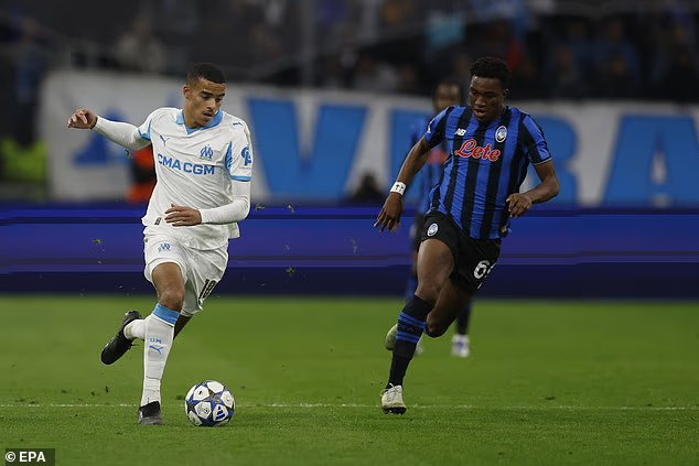 image-241 Des hordes d'enfants portant son maillot, un stade entier scandant son nom… Mason Greenwood est de retour. Ses nouveaux fans se moquent des accusations de viol et d'agression portées contre lui – et voici pourquoi il pense pouvoir rejouer pour l'Angleterre 