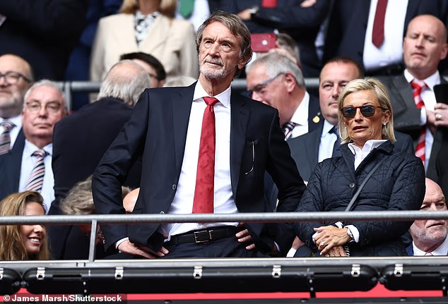 image-262 Eric Cantona s'en prend une nouvelle fois à Sir Jim Ratcliffe, accusant le propriétaire de Manchester United de « détruire » l'héritage footballistique de Sir Alex Ferguson.