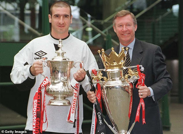 image-263 Eric Cantona s'en prend une nouvelle fois à Sir Jim Ratcliffe, accusant le propriétaire de Manchester United de « détruire » l'héritage footballistique de Sir Alex Ferguson.