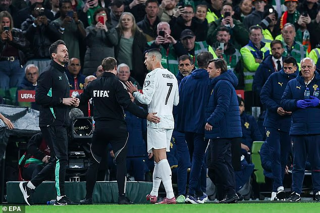 image-264 Le Portugal s'effondre en Irlande : Bernardo Silva et Ruben Dias, furieux, s'en prennent à leurs propres supporters, tandis que le sélectionneur Roberto Martinez accuse les adversaires d'être responsables du carton rouge violent de Cristiano Ronaldo.