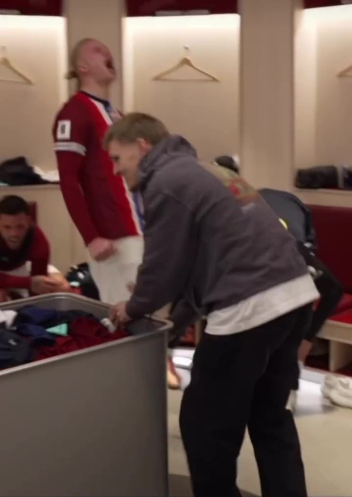 image-284 Erling Haaland exulte dans les vestiaires alors que la Norvège se qualifie pour la Coupe du monde si elle évite une défaite 9-0 en Italie