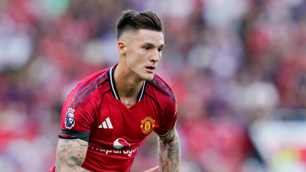 image-40 « Doit faire mieux » – Alan Shearer critique sévèrement la recrue estivale de Man United qui « n'y connaît rien ».