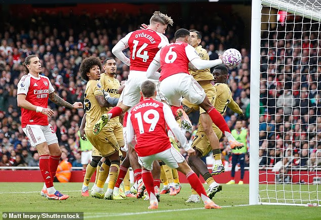 image-497 ANALYSE : Pourquoi l'avantage du terrain est plus important que jamais en Premier League, comment Pep Guardiola et Mikel Arteta en profitent et les tactiques qui peuvent transformer le stade de votre club en une véritable forteresse.