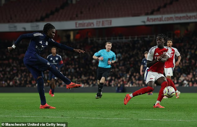 image-520 Questions-réponses confidentielles sur Manchester United : Les transferts que United envisage pour janvier, notamment une alternative à Carlos Baleba, les dernières nouvelles sur Antoine Semenyo, pourquoi le jeune prodige Shea Lacey pourrait enfin avoir sa chance et les jeunes de l’académie prêts à intégrer l’équipe première.