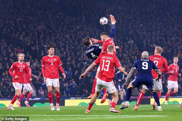 image-532 L'Écosse enflamme la Coupe du Monde : les supporters déclarent que « les bars américains ne sauront pas ce qui leur arrive » alors que les pubs explosent, des commentaires brillants deviennent viraux… et Ally McCoist perd sa voix !
