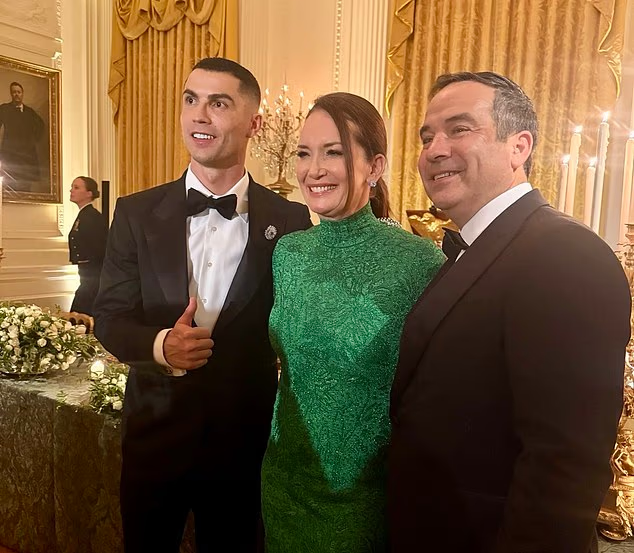 image-556 Donald Trump semble se confier à Cristiano Ronaldo au sujet de son fils Barron, provoquant l'hilarité de la star du football.