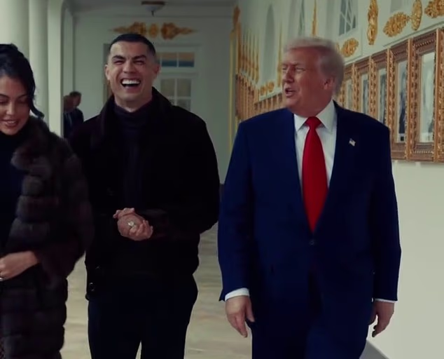 image-557 Donald Trump semble se confier à Cristiano Ronaldo au sujet de son fils Barron, provoquant l'hilarité de la star du football.