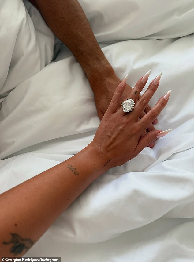 image-591 Un chirurgien plasticien révèle les secrets de la transformation du visage de Cristiano Ronaldo, notamment une intervention buccale douloureuse… et comment il a évité « l’erreur Tom Brady ».