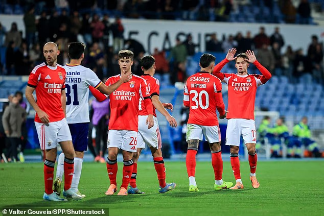 image-669 « Je n'aime pas les joueurs qui me trahissent » : José Mourinho s'en prend aux stars de Benfica et affirme qu'il aurait dû effectuer NEUF changements à la mi-temps.