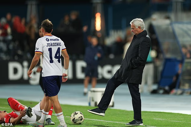 image-670 « Je n'aime pas les joueurs qui me trahissent » : José Mourinho s'en prend aux stars de Benfica et affirme qu'il aurait dû effectuer NEUF changements à la mi-temps.