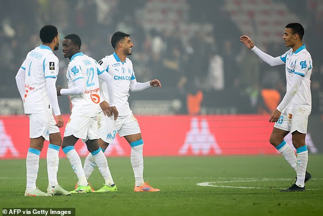 image-672 Mason Greenwood est la cible de projectiles lancés depuis les tribunes avant qu'une bagarre générale n'éclate entre les joueurs de Nice et de Marseille sur le terrain après un but marqué par l'ancien joueur de Manchester United lors d'un derby animé.