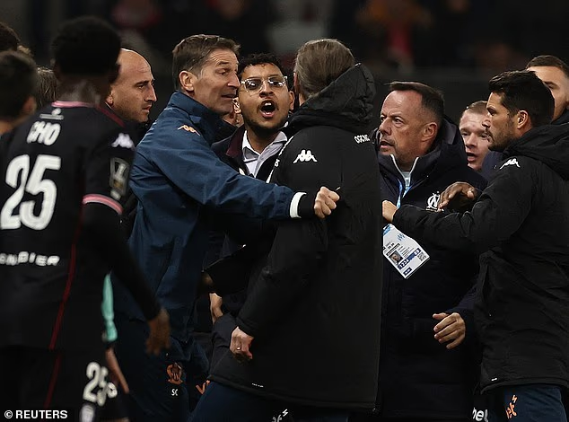 image-673 Mason Greenwood est la cible de projectiles lancés depuis les tribunes avant qu'une bagarre générale n'éclate entre les joueurs de Nice et de Marseille sur le terrain après un but marqué par l'ancien joueur de Manchester United lors d'un derby animé.