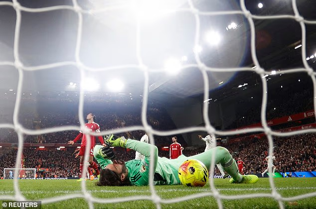 image-682 Liverpool 0-3 Nottingham Forest : Les champions de Premier League humiliés par une défaite historique – la pression s'accentue sur Arne Slot pour enrayer une spirale inquiétante.