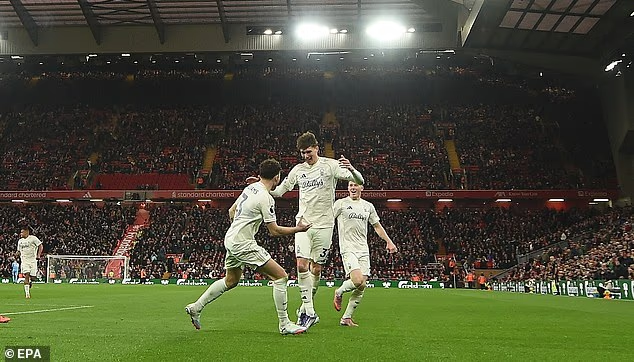image-685 Liverpool 0-3 Nottingham Forest : Les champions de Premier League humiliés par une défaite historique – la pression s'accentue sur Arne Slot pour enrayer une spirale inquiétante.