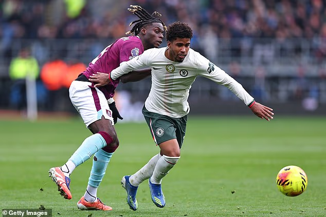 image-691 Burnley 0-2 Chelsea ANALYSE : Le joueur le plus impressionnant des Blues, le plan parfaitement exécuté d’Enzo Maresca et la véritable raison de la sortie de Reece James à la mi-temps
