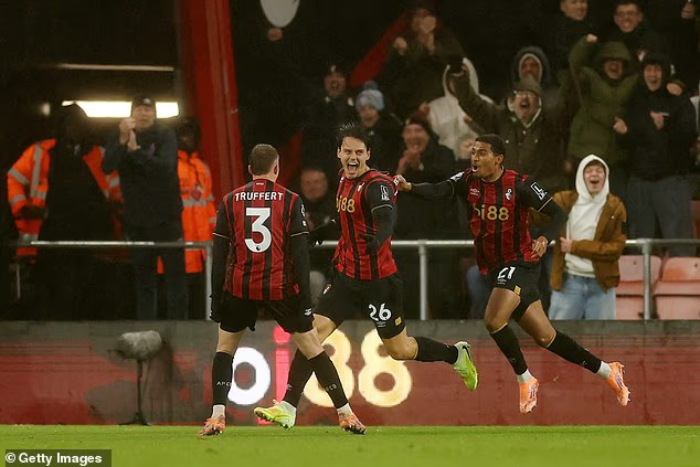 image-694 Bournemouth 2-2 West Ham ANALYSE : Le retour bienvenu d’un Anglais que l’on croyait fini, le changement tactique clé opéré par Nuno Espirito Santo – et le héros inattendu des Hammers qui a réalisé un sans-faute