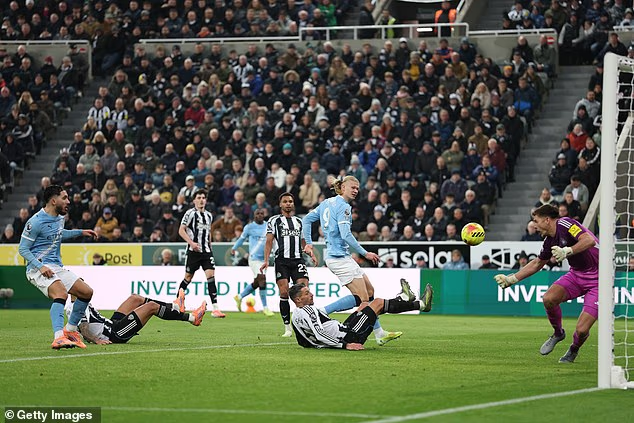 image-703 Newcastle 2-1 Man City : Harvey Barnes, auteur d'un doublé, dissipe les nuages ​​et Eddie Howe met fin à une série de 19 défaites consécutives face à l'équipe de Pep Guardiola.