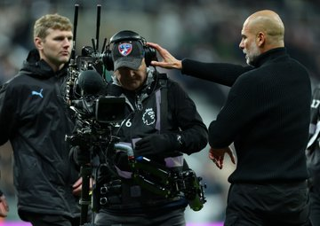 image-717 Pep Guardiola perd son sang-froid après le coup de sifflet final de la défaite contre Newcastle. Il s'en prend à Bruno Guimaraes, aux arbitres et même à un caméraman.