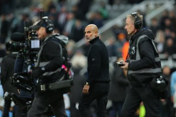 image-719 Pep Guardiola perd son sang-froid après le coup de sifflet final de la défaite contre Newcastle. Il s'en prend à Bruno Guimaraes, aux arbitres et même à un caméraman.