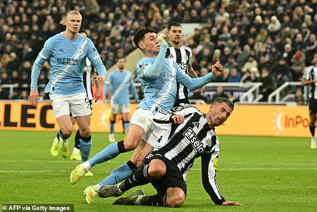 image-729 Les supporters sont stupéfaits : Phil Foden se voit refuser un penalty après une faute de Fabian Schär sur la star de Manchester City. La VAR confirme l'intervention du défenseur de Newcastle.