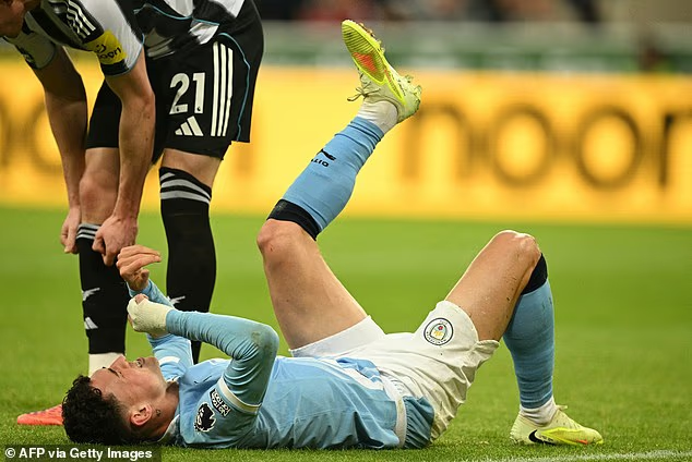 image-730 Les supporters sont stupéfaits : Phil Foden se voit refuser un penalty après une faute de Fabian Schär sur la star de Manchester City. La VAR confirme l'intervention du défenseur de Newcastle.