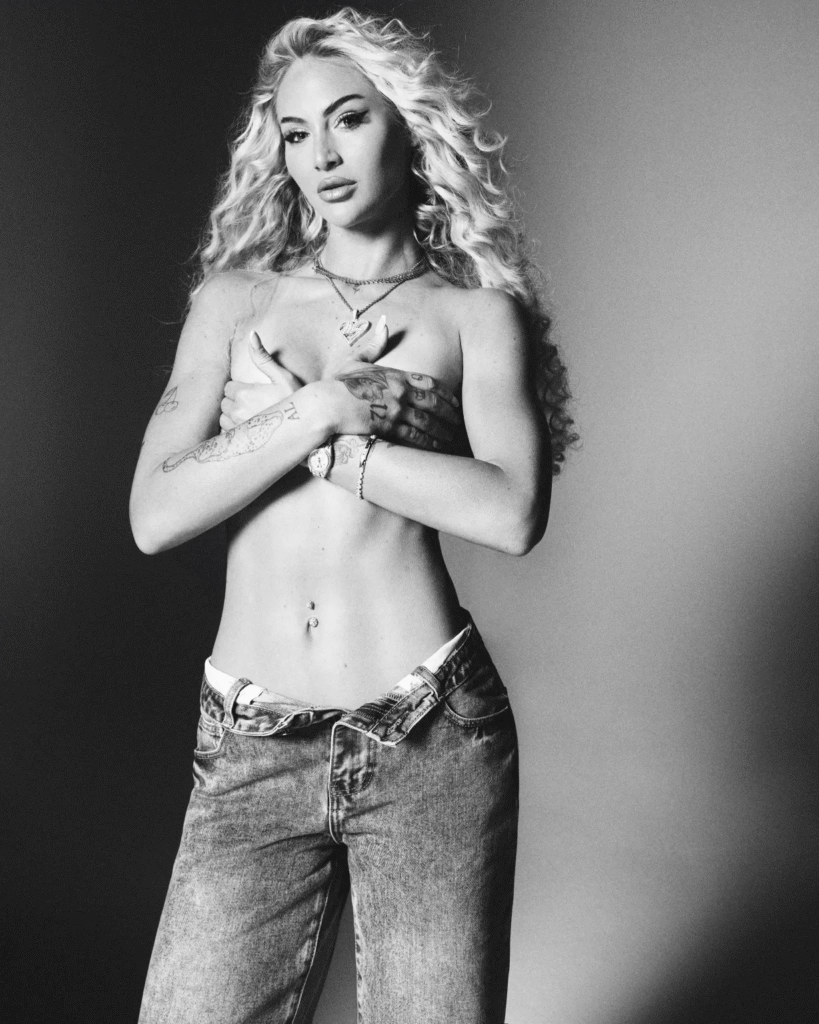 image-734-819x1024 Alisha Lehmann, surnommée « la footballeuse la plus sexy du monde », pose seins nus pour une séance photo torride qui enflamme la toile.