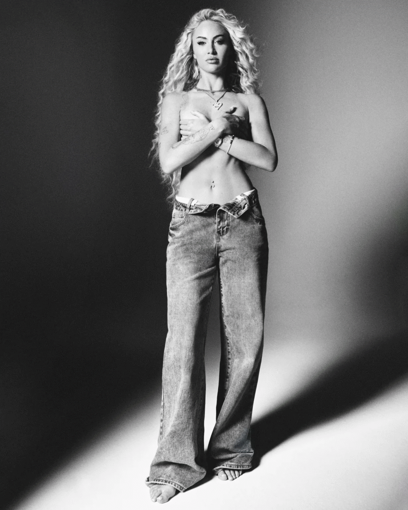 image-736-819x1024 Alisha Lehmann, surnommée « la footballeuse la plus sexy du monde », pose seins nus pour une séance photo torride qui enflamme la toile.