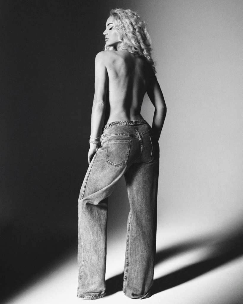 image-737-819x1024 Alisha Lehmann, surnommée « la footballeuse la plus sexy du monde », pose seins nus pour une séance photo torride qui enflamme la toile.