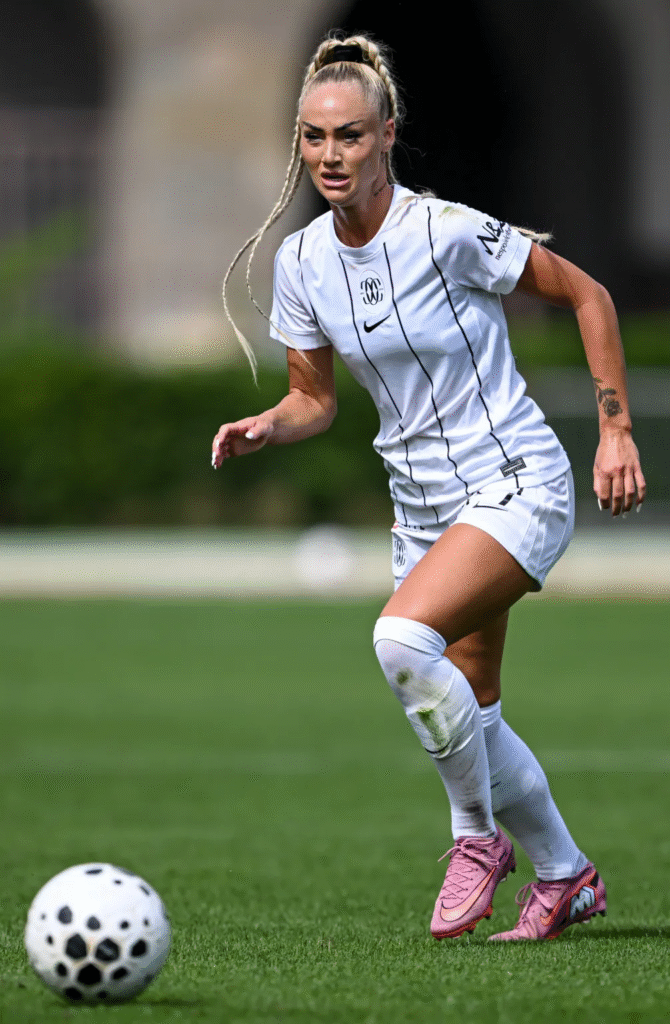image-739-670x1024 Alisha Lehmann, surnommée « la footballeuse la plus sexy du monde », pose seins nus pour une séance photo torride qui enflamme la toile.
