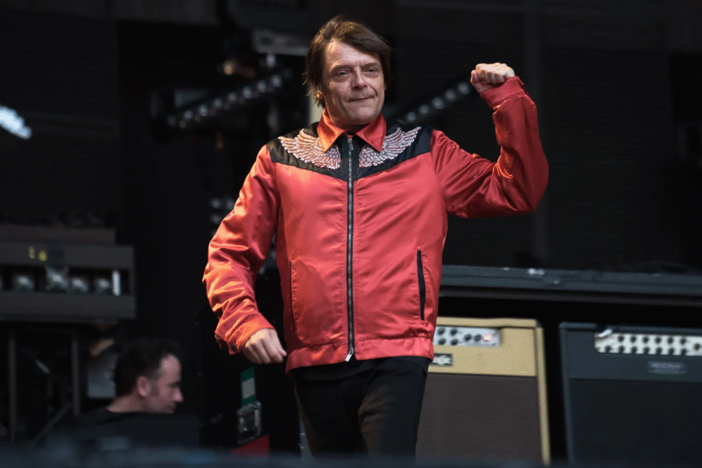 image-744-1024x683 Manchester United rendra un hommage émouvant à Mani, la star des Stone Roses, décédé à l'âge de 63 ans et qui « avait United dans le sang ».