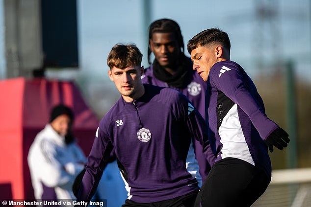 image-787 Les propos de Ruben Amorim concernant l'utilisation du centre de formation de Manchester United ont été perçus comme des paroles en l'air par de nombreux supporters. Cependant, avec les blessures et la CAN qui approche, le moment est venu pour lui de faire appel aux jeunes.